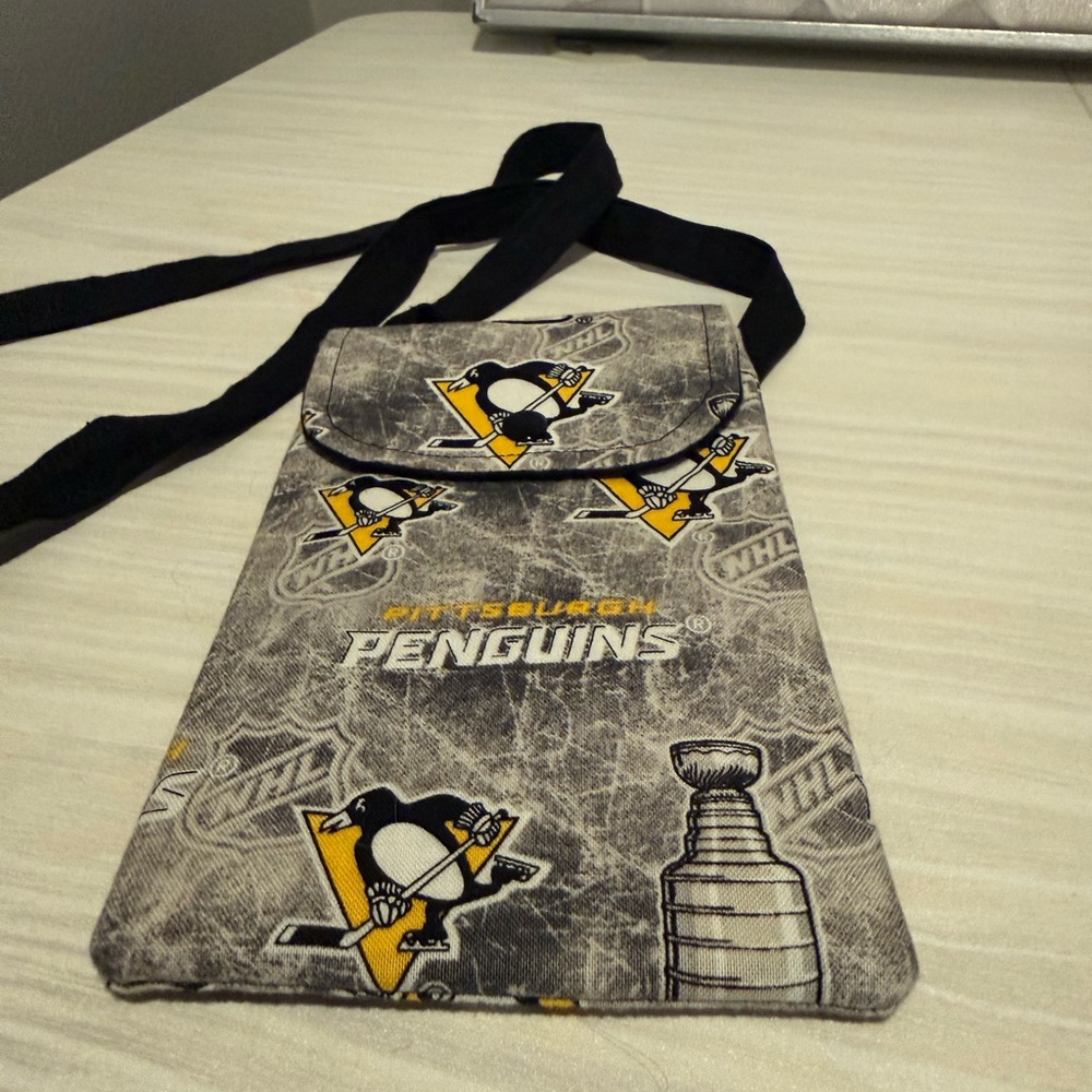 Pittsburgh Penguins Crossbody Cell Phone Bag in Gray and Yellow